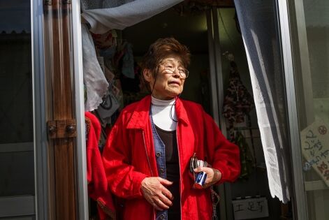  Fukushima, Japon Avril 2016, Takako Hashimoto, 80 ans, habite à Iwaki, dans un centre temporaire. Originaire de la ville de Tomioka, elle à été évacuée à la suite de la contamination de sa ville d'origine.