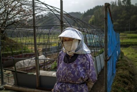  Fukushima, Japon Avril 2016, Ville de Nihonmatsu. Cette femme habite juste à coté d'un centre de stockage de produits radioactif. Elle cultive la terre pour se nourrir.