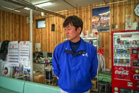  Fukushima, Japon Avril 2016, Ville de Iitate, employé à la station essence, un des deux commerces encore ouvert dans cette zone.