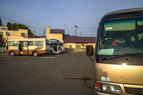  Fukushima, Japon Avril 2016, Ville de Iitate, des bus transportent les ouvriers de la décontamination en fin de journée pour les ramener chez eux.