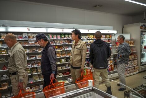  Fukushima, Japon Avril 2016. Ville de Iitate, au coeur de la décontamination, cette ville est interdite aux habitants. Seul deux commerces restent ouvert, un supermarché pour les ouvriers de fukushima, le soir, ils se rendent dans se commerce pour se nourrir.