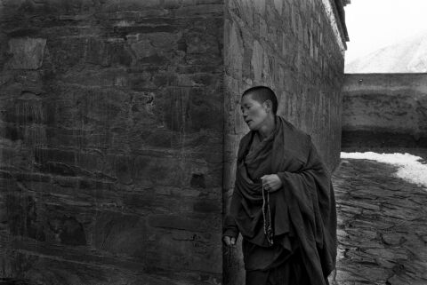  Chine ? A la rencontre du pays r?v?. ? Octobre 2005 Moine , Xiahe, monast?re de Labrang, Labulend Si, c'est l'un des six monast?res tib?tains de la secte Gelukpa (bonnets jaunes), situ? dans le Qinghai, les principaux habitants de cette ville sont les tib?tains.